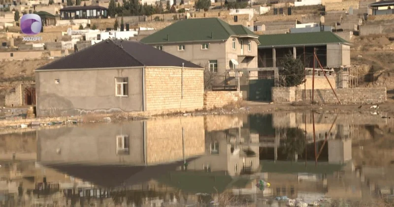Masazırda maklerlər gölü dolduraraq sakinlərin evini yıxır VİDEO