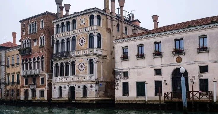 Venesiyada “lənətli saray” satışa çıxarıldı Foto