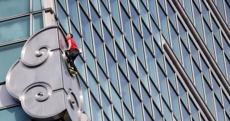 Американский скалолаз без страховки покорил 508 метровую башню