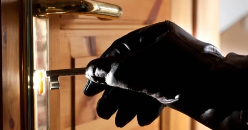 Evlərdən oğurluq edən 2 nəfər TUTULDU