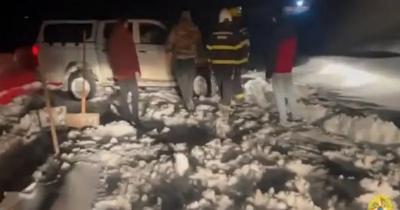 FHN: Buz bağlayanyolda qalan “Jeep və Mitsubishi markalı minik avtomobillərinə köməklik göstərilib VİDEO