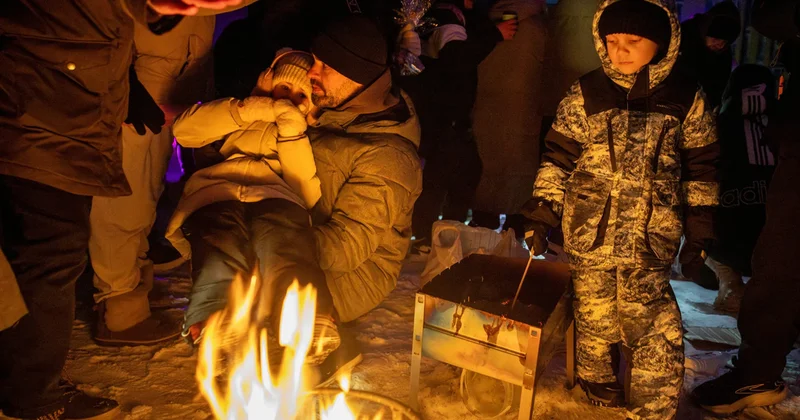 Киевляне греются у костров объектив
