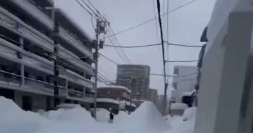 Япония переживает сильнейшие снегопады в истории ВИДЕО