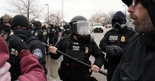 Американскому силовику откусили палец во время протестов