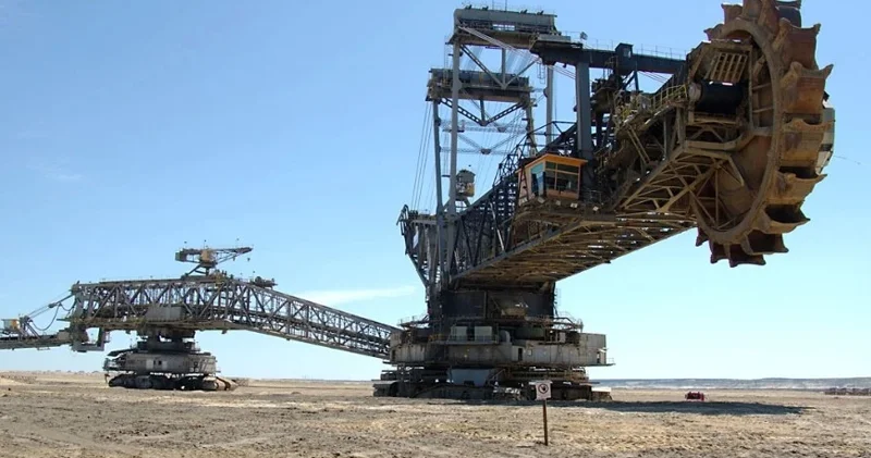 İki futbol sahəsi uzunluğunda bir nəhəng: Dünyanın ən ağır quru nəqliyyat vasitəsi