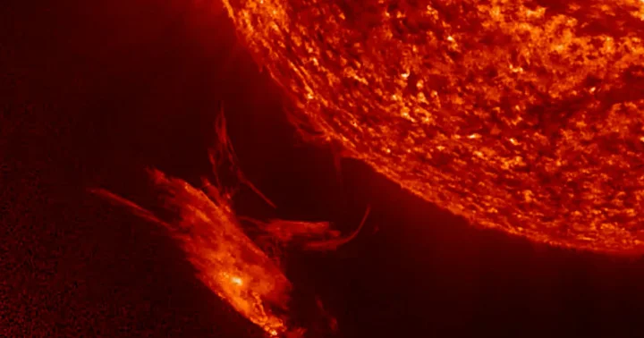 ИКИ РАН: на обратной стороне Солнца произошел крупный двойной взрыв