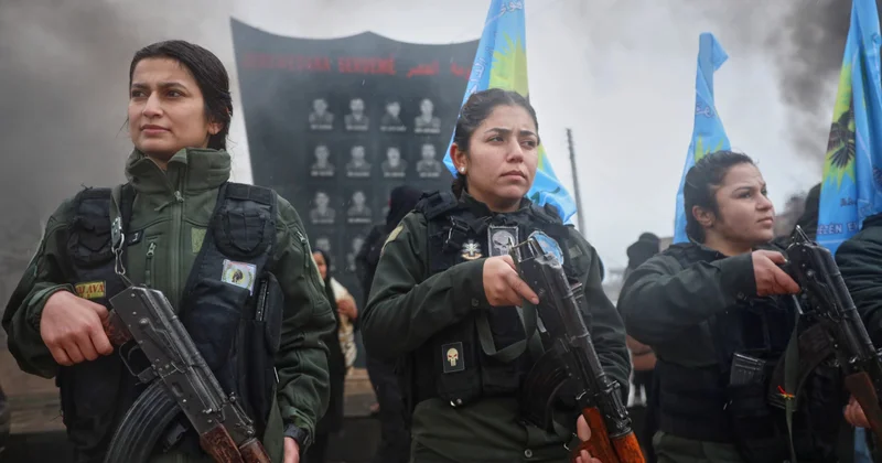 Курдянки маршируют объектив