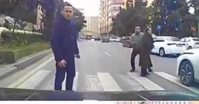 Piyada keçidində insident Avtomobilin üzərinə tullandı (VİDEO)