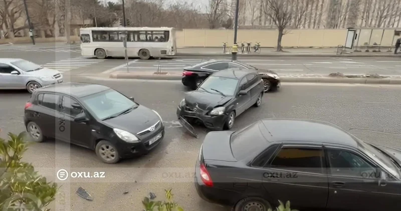 İctimai TV nin önündə 3 avtomobil toqquşdu