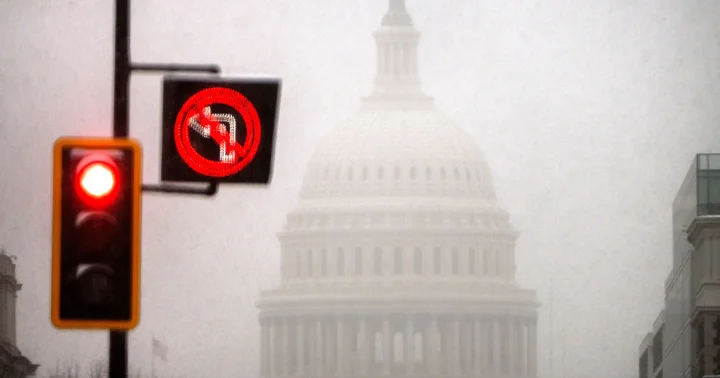 В Вашингтоне из за снежной бури жители сметают с полок свежие продукты