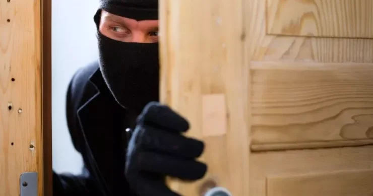 Evdən 29 min manatlıq qızıl apardı, özü də neçə yaşında