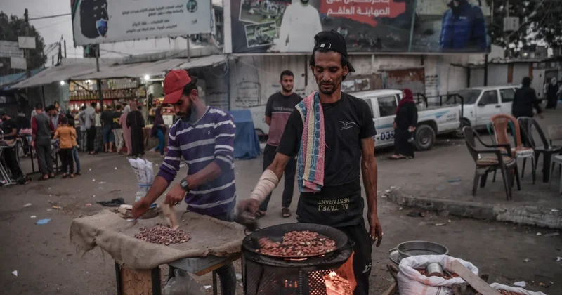 HAMAS Qəzzada müharibə üçün küçə satıcılarını vergiyə cəlb edib