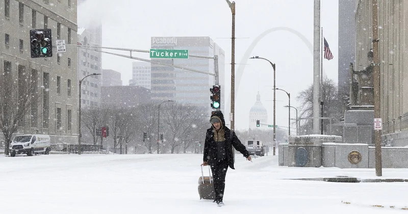 Bu ölkədə qar fırtınasına görə 790 mindən çox şəxs işıqsız qaldı
