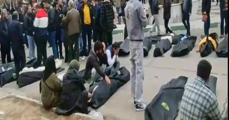 İranda yeniyetmə sağ qalmaq üçün üç gün cəsədlərin arasında uzanıb