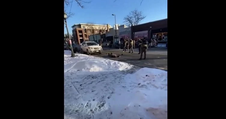 TRAMP AMERİKASINDAN DƏHŞƏTLİ GÖRÜNTÜLƏR Miqrantlara qarşı reydlərə etiraz edən vətəndaş güllələndi / Video