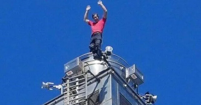 Скалолаз экстремал совершил опасный подъем на небоскреб ФОТО ВИДЕО