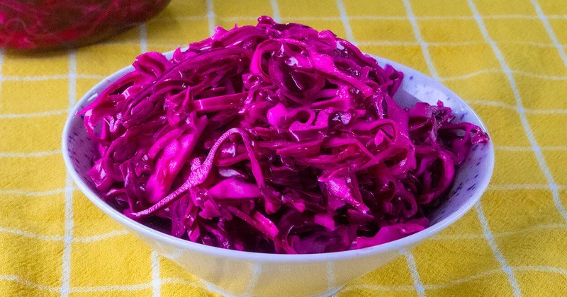 Bazarlarda satılan bu qidaya İran boyaları vurulurmuş iştahla yeyirik VİDEO