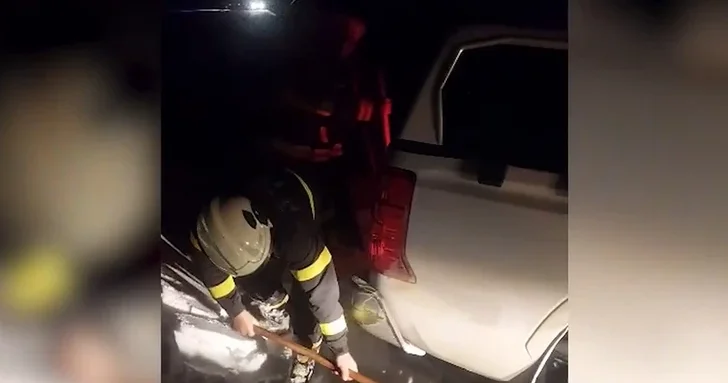 Спасатели МЧС помогли гражданам, застрявшим в автомобиле на обледенелой дороге в Физули