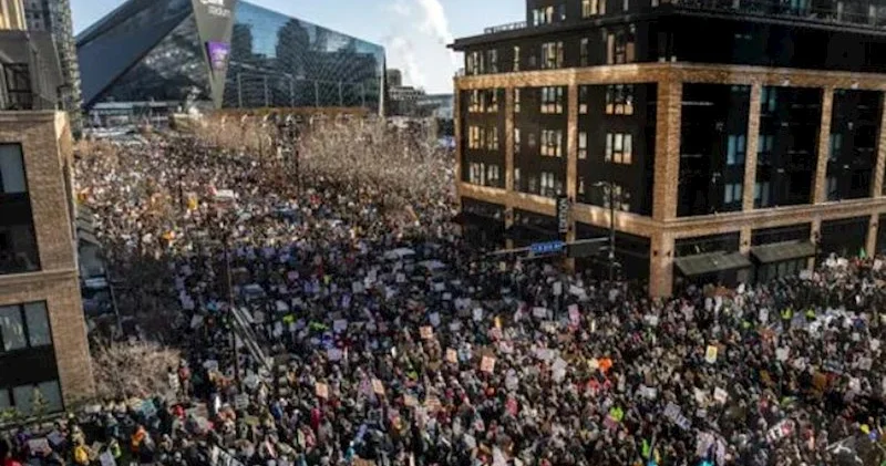 ABŞ də federal agentlər daha bir nəfəri güllələdilər Etirazlar yenidən başladı