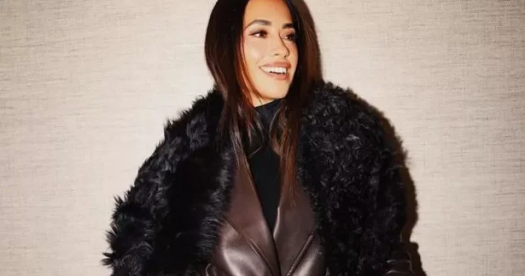 Messinin həyat yoldaşının qış tərzi: dəri trençkot və süni xəz şarf