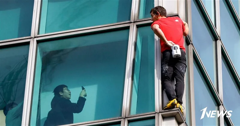 В Тайвани американский скалолаз залез на небоскрёб высотой 508 м без страховки ФОТО