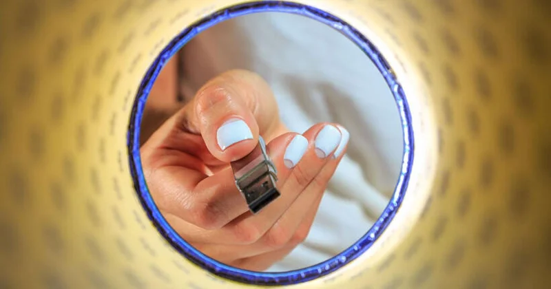 Şəhər divarlarındakı sirli USB lər: Divara basdırılmış yaddaş qurğuları nə gizlədir?