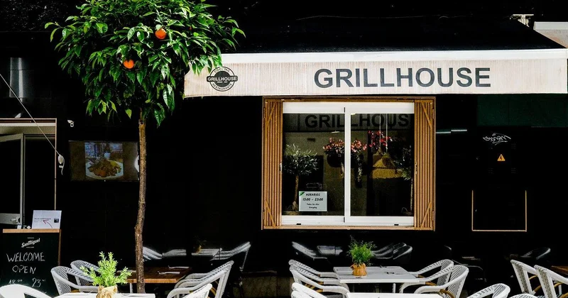 BAKIDA MƏŞHUR RESTORANIN SAHİBİ İşçilərin müraciətləri əsasında +VİDEO