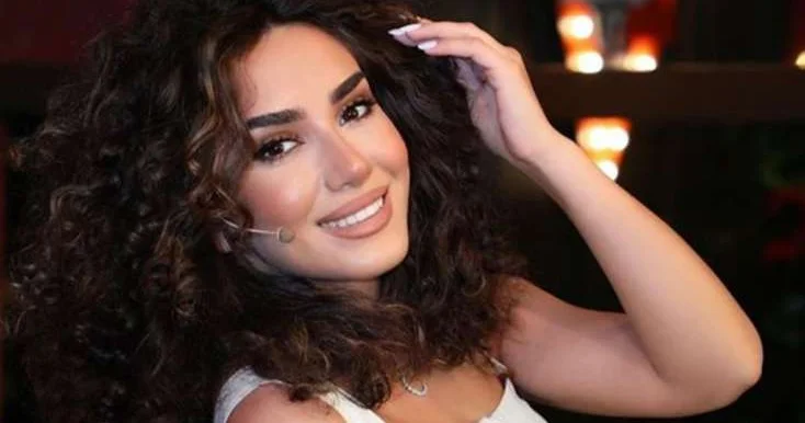 Müğənninin hicablı qadınla bağlı paylaşımı müzakirə doğurdu VİDEO