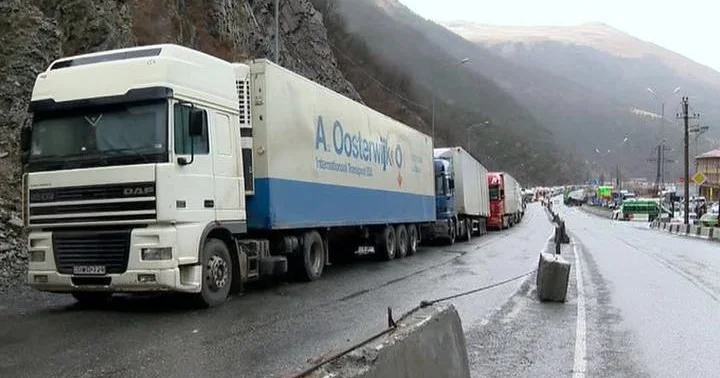 Временно запрещено движение большегрузов по части Транскавказской магистрали