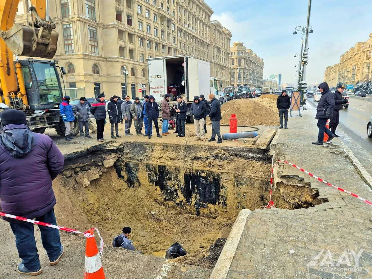 Heydər Əliyev prospektində su xəttində baş vermiş qəza aradan qaldırılır FOTO