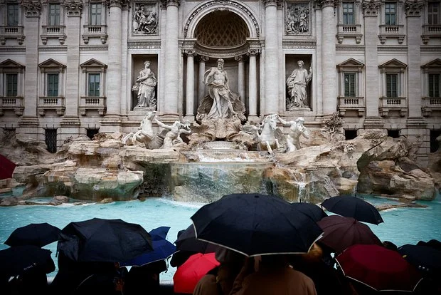 Romadakı Trevi fəvvarəsində çimən turist ölkədən çıxarılıb...