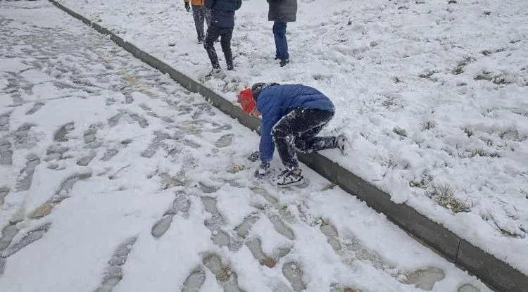 Səkilərdəki bəzək düzəkli, sürüşkən daşlar kimə lazımdır?.. AÇIQLAMA