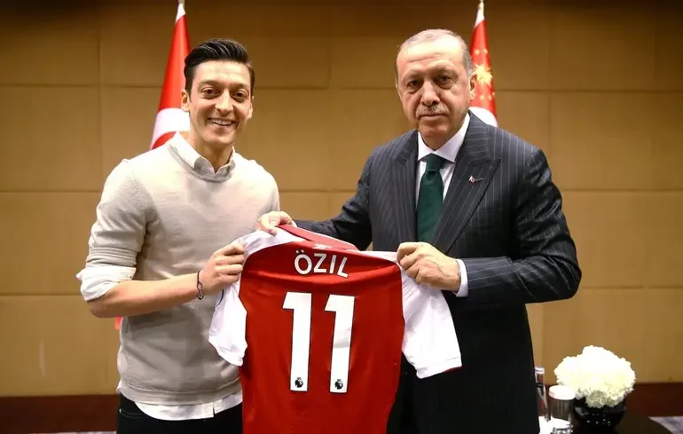 Məsut Özil Ərdoğanın partiya rəhbərliyinə keçib