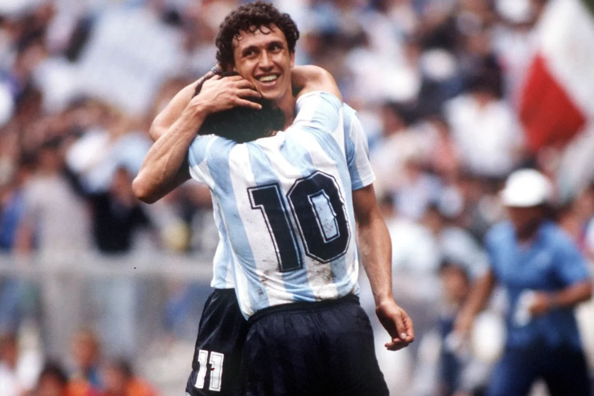 Argentinalı futbol veteranı: Maradonanı Messidən üç dəfə çox vurub yerə yıxıblar