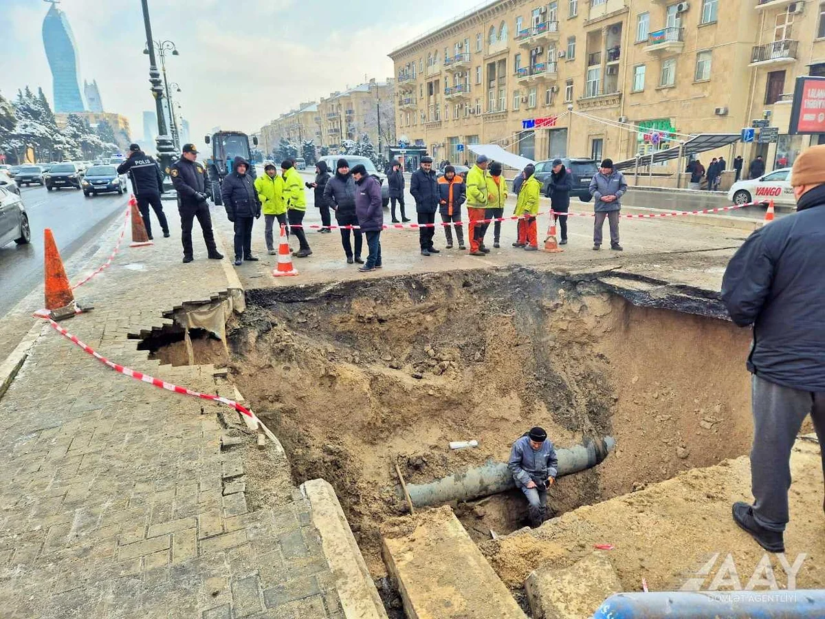 На проспекте Гейдара Алиева в Баку просела дорога движение ограничено (ФОТО)