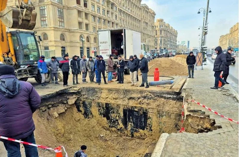 Bakıda çökən yoldan Fotolar