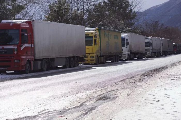 Minə yaxın erməni maşını Rusiya Gürcüstan sərhədindən buraxılmır