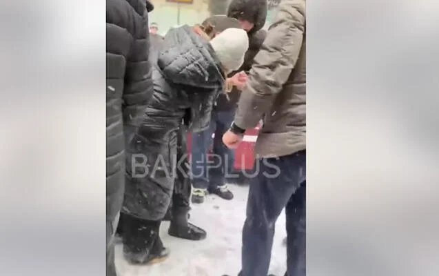 В Баку девушка провалилась в открытый люк ВИДЕО