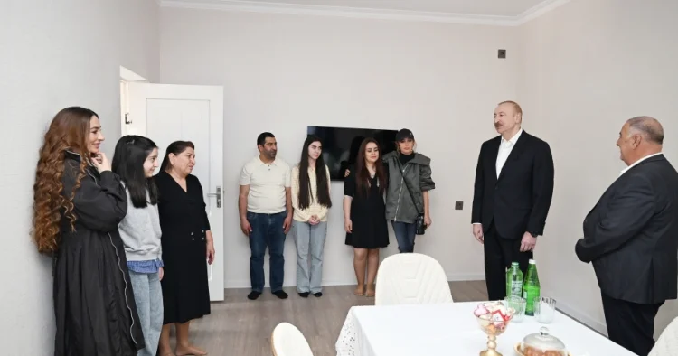 Prezident Xocavənd kəndində sakinlərlə söhbətləşib FOTOLAR