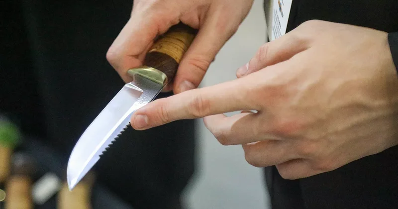 Таксист в Подмосковье добивал ножом в шею сбитого им мужчину