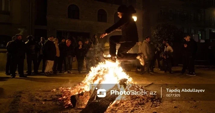В Баку во время празднования Су чершенбеси двое детей получили ожоги