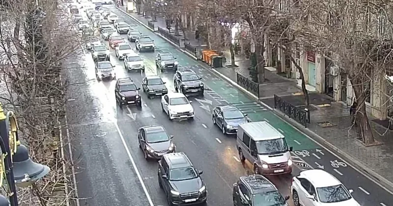 На ряде дорог Баку затруднено движение транспорта
