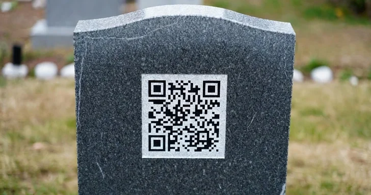 Стихи, QR коды и аяты: что допустимо размещать на надгробиях в Азербайджане?