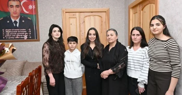 Leyla Əliyeva şəhid baş gizirin ailəsini ziyarət etdi Foto