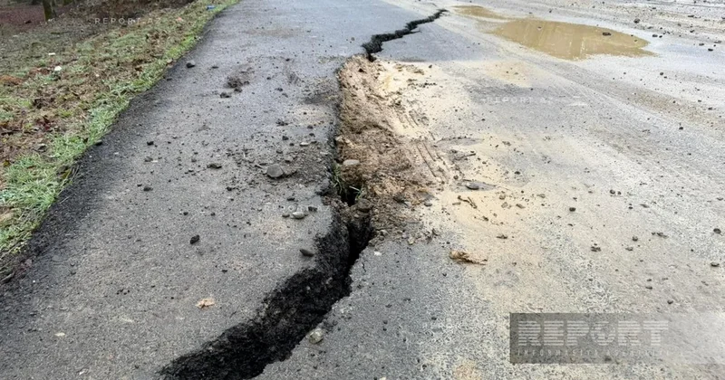 В Лянкяране оползень вызвал проседание асфальта на дороге