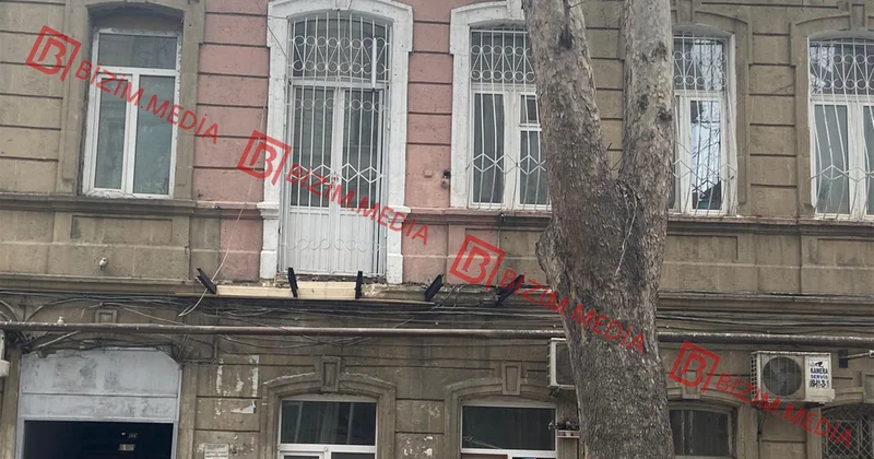 Bizim.Media YAZDI Paytaxtın mərkəzi küçəsindəki köhnə balkonların yenilənməsinə başlanıldı FOTO