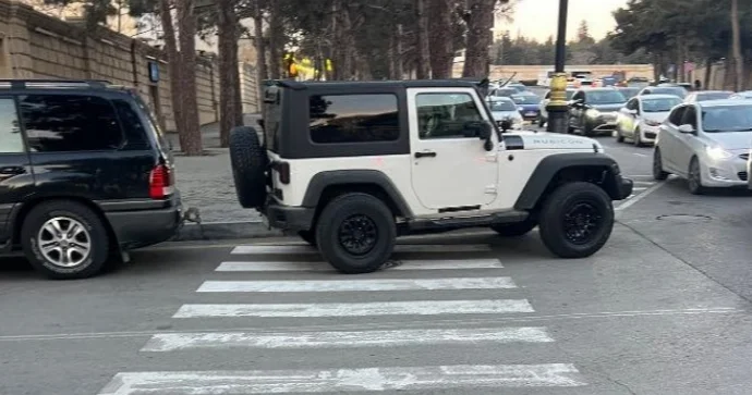 Piyada keçidinin üstündə saxlayan sürücü məktəbliləri təhlükəyə atır 90 NT 006 FOTO