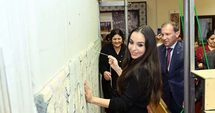 Лейла Алиева приняла участие в церемонии срезки со станка ковров, сотканных для Шушинской мечети