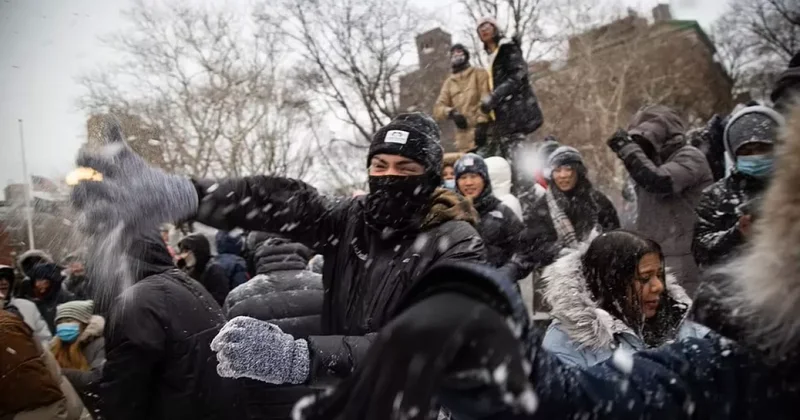 В Нью Йорке в розыск объявили двух мужчин, бросавших снежки в полицейских