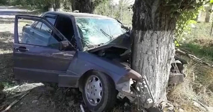 В Геранбойском районе автомобиль врезался в дерево: есть пострадавший